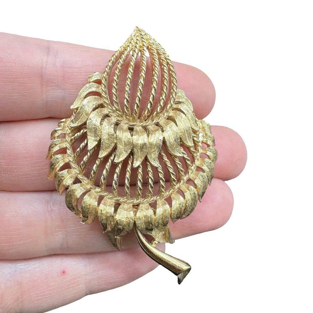 Vintage Jewelry Monet Gold Tone Flower brooch floral pin